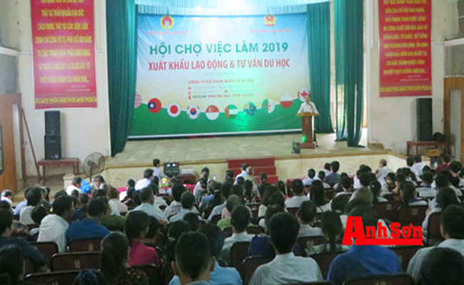 NGHEAN.VN: Anh Sơn Tổ chức hội chợ giao dịch giải quyết việc làm, xuất khẩu lao động năm 2019
